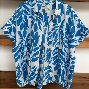 women’s Blue & White - 100% linen Tropical Print Short-Sleeve Shirt